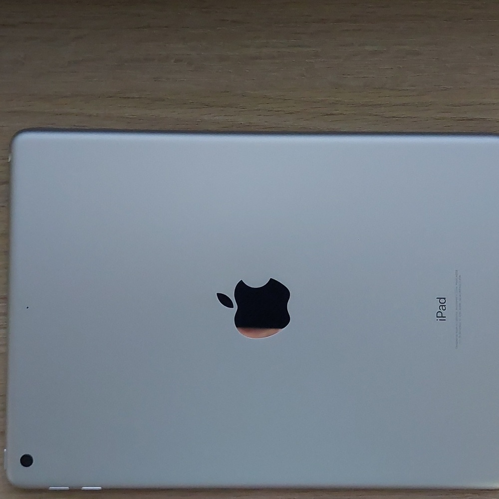 Apple Ipad 6th Generation - Picture 2 of 8
